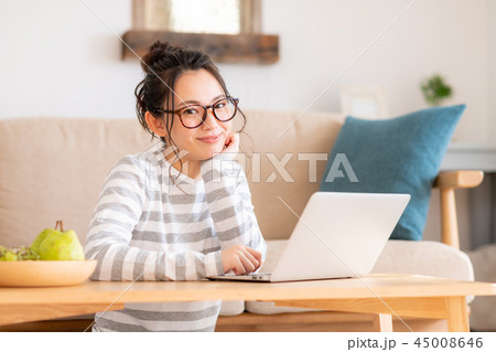 若い女性（パソコン） 45008646