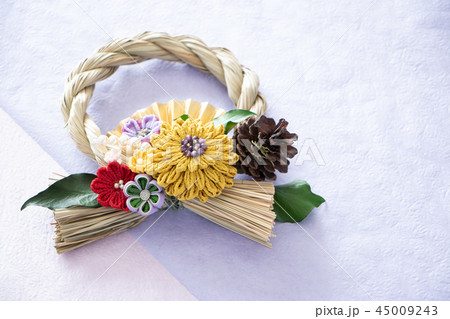 お正月飾り つまみ細工 の写真素材