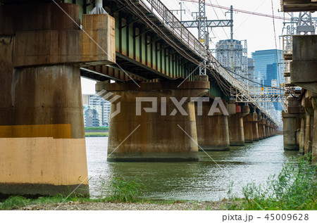 大阪・淀川に掛かる鉄橋 大阪・淀川に掛かる鉄橋 45009628