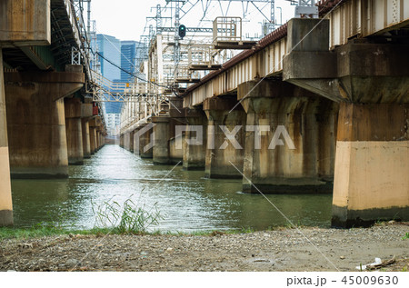 大阪・淀川を渡る鉄橋 45009630