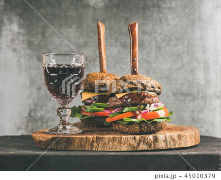 Beef meat burgers with barbeque sauce and red wine 45010379