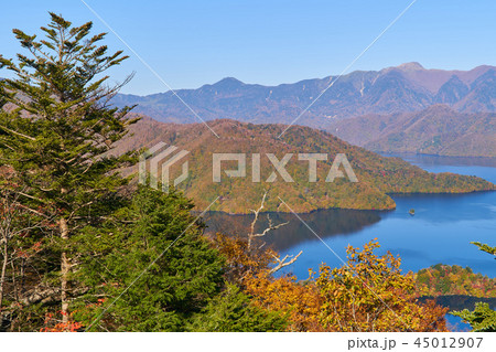 秋の中禅寺湖展望台より白根山と中禅寺湖方面を見る 秋の中禅寺湖展望台より白根山と中禅寺湖方面を見る 45012907