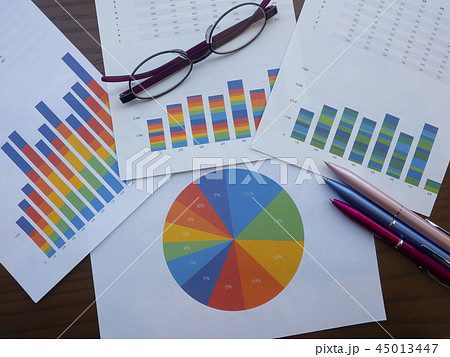 ビジネスイメージ・グラフ・メガネ・女性 45013447