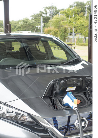 充電中の電気自動車エコカー減税対象車先進技術のモーターでパワフルな加速 45014906