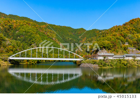福井・紅葉の九頭竜湖と国道158号 45015133
