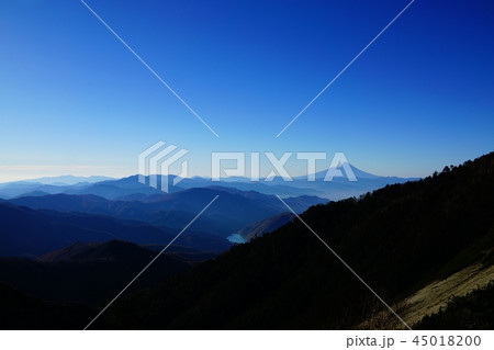 甲武信ヶ岳から破風山への縦走路からの富士山と山々 45018200