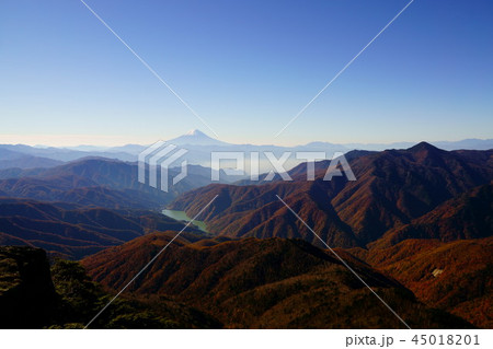 破風山から雁坂嶺への縦走路からの富士山と山々 45018201