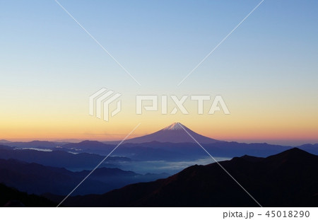 甲武信ヶ岳頂上付近からの富士山朝焼け 甲武信ヶ岳頂上付近からの富士山朝焼け 45018290