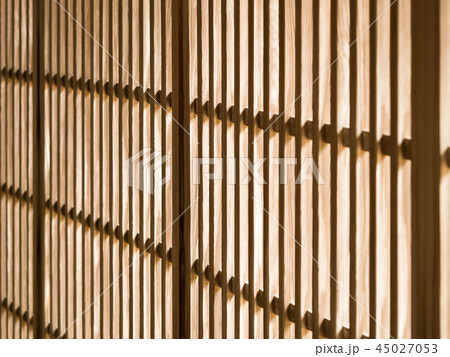 日本家屋の格子戸 45027053