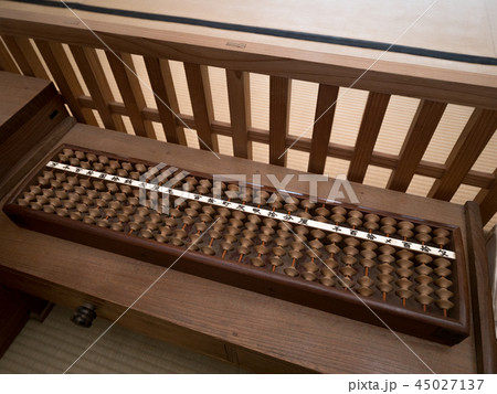 帳場に置いた算盤 45027137