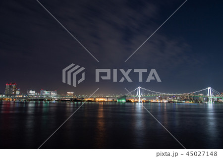 レインボーブリッジ 晴海埠頭 夜空 夜景 雲 空 ライトアップ 海 光 反射 橋 観光名所 都市風景 レインボーブリッジ 晴海埠頭 夜空 夜景 雲 空 ライトアップ 海 光 反射 橋 観光名所 都市風景 45027148