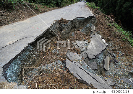 大雨による道路崩落 45030113