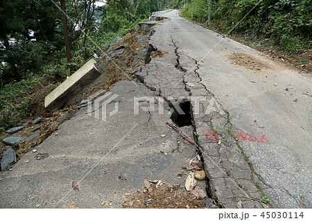 大雨による道路崩落 45030114