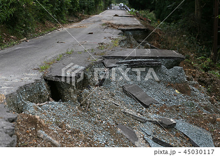 大雨による道路崩落 大雨による道路崩落 45030117