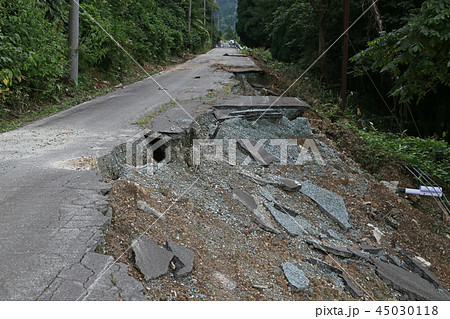 大雨による道路崩落 45030118