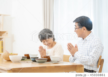 会話をするシニア夫婦 食事 会話をするシニア夫婦 食事 45030861