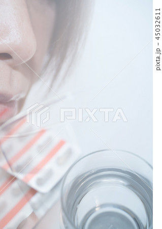 薬を飲む女性 薬を飲む女性 45032611