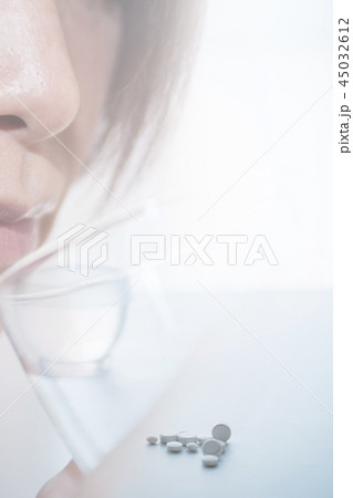 薬を飲む女性 45032612