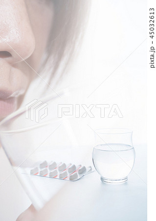 薬を飲む女性 45032613