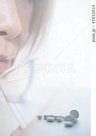 薬を飲む女性 45032614