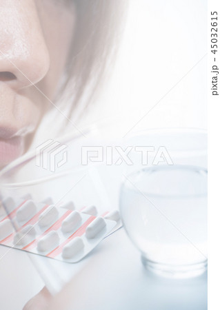薬を飲む女性 薬を飲む女性 45032615