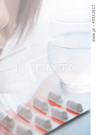 薬を飲む女性 45032617