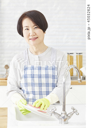 お皿を洗う 皿洗い 食器洗い 45032624