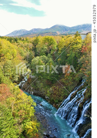 北海道　秋の美瑛　しらひげの滝 45032979
