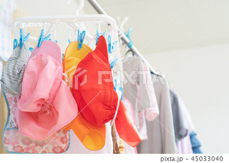 洗濯したカラー帽子を干す 洗濯したカラー帽子を干す 45033040