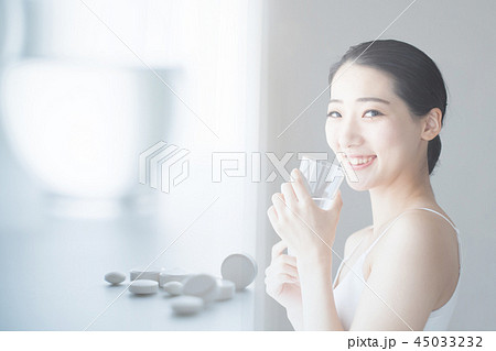 薬を飲む女性 45033232
