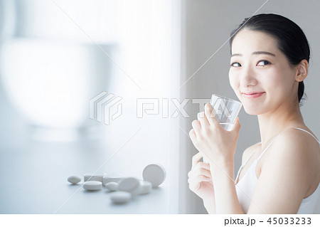 薬を飲む女性 45033233