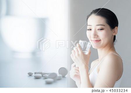 薬を飲む女性 薬を飲む女性 45033234