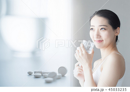 薬を飲む女性 45033235