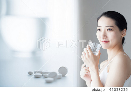 薬を飲む女性 45033236