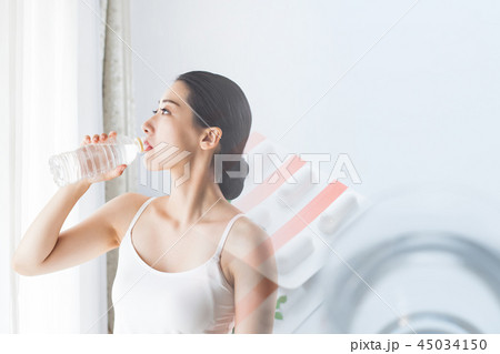 薬を飲む女性 薬を飲む女性 45034150