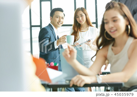 ビジネスチーム　打ち合わせ 45035979