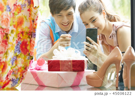 カップル　デート　ショッピング 45036122