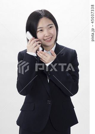 電話をする女性 電話をする女性 45037338