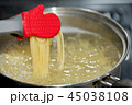 パスタを茹でる 45038108