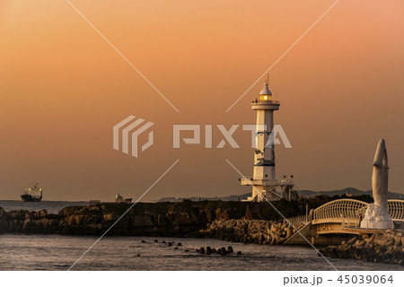 灯台 夕焼け 光 45039064