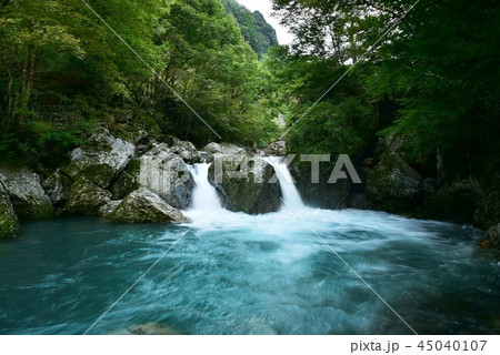 高知県仁淀川町 仁淀川支流岩屋渓谷の渓流 高知県仁淀川町 仁淀川支流岩屋渓谷の渓流 45040107