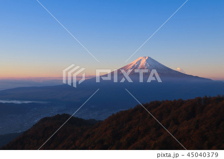 夜明けの富士山　三ッ峠 45040379