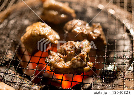 七輪で焼いている若どりのもも肉 七輪で焼いている若どりのもも肉 45040823