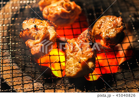 七輪で焼いている若どりのもも肉 45040826
