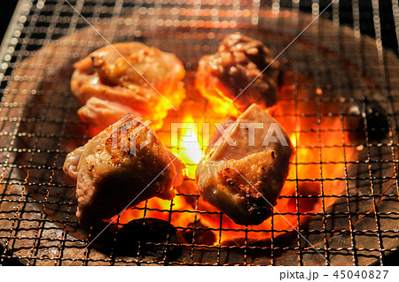 七輪で焼いている若どりのもも肉 45040827
