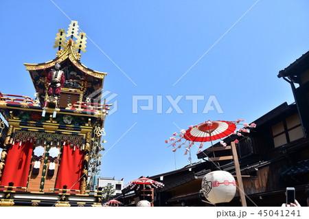 岐阜県　高山市　春の高山祭　人形を乗せた屋台と呼ばれる豪華な山車　提灯と民家と青空 45041241