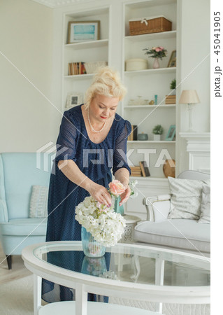 Senior woman doing housework at home 45041905