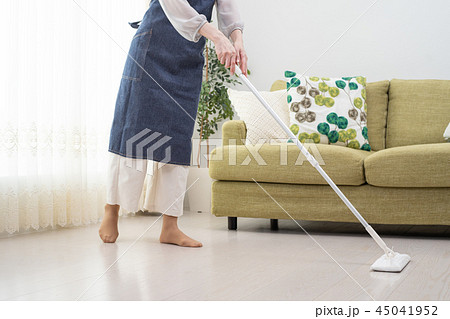 床掃除をする女性 45041952