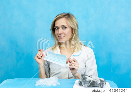 The girl lab technician puts on a mask. The girl lab technician puts on a mask. 45045244