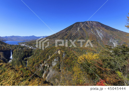 明智平から見た紅葉の男体山と華厳の滝 - 日本の秋 45045444
